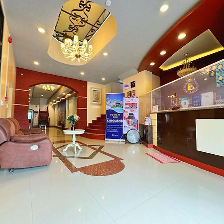 Elizabeth Hotel - Naga Pili  Bagian luar foto