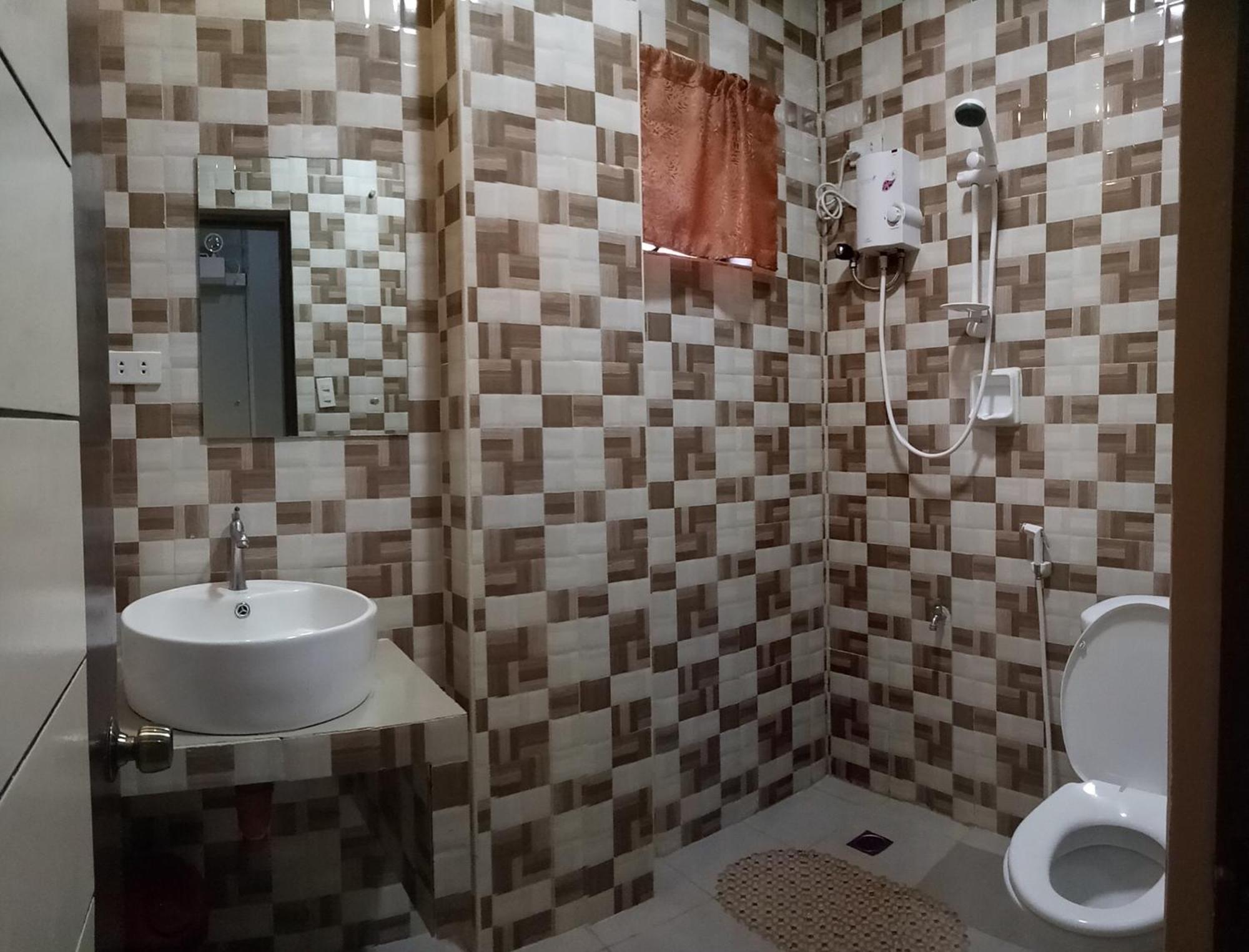 Elizabeth Hotel - Naga Pili  Bagian luar foto