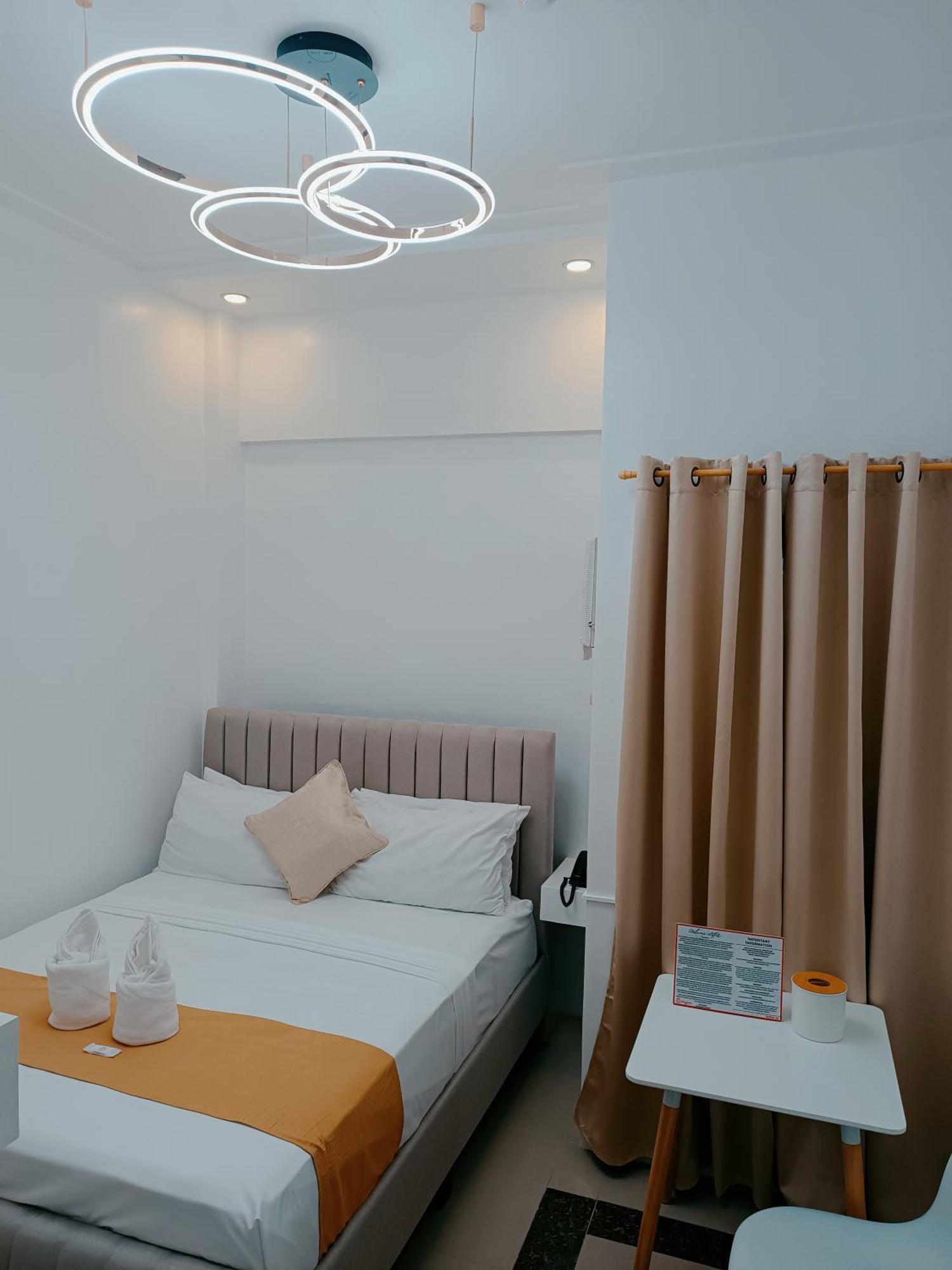 Elizabeth Hotel - Naga Pili  Bagian luar foto